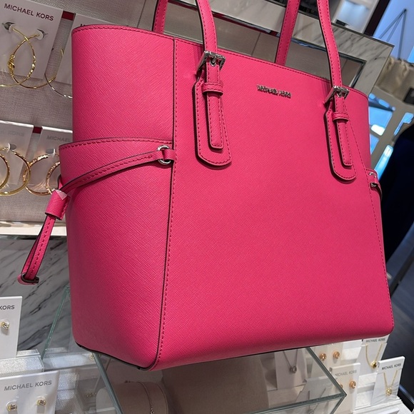 Michael Kors Voyager Large Saffiano Leather Tote Bag
Dragonfruit 
NWT - Picture 3 of 16
